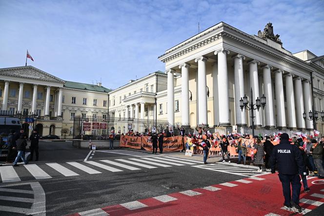 Protest kupców z Marywilskiej przed ratuszem