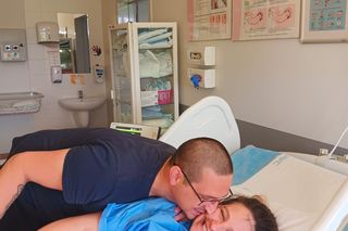 Policjanci uratowali mamę i jej nowo narodzoną córeczkę