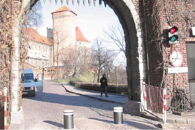 Słupki parkingowe z napędem i funkcją chowania - blokady parkingowe w nowej odsłonie