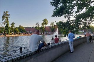 Tłumy bydgoszczan i turystów na Sterze na Bydgoszcz 2025. Emocji dostarczyły Wyścig butelkowy i popisy flyboardzistów [ZDJĘCIA]
