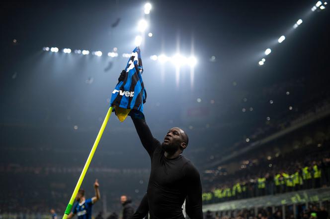 Milan ROZGROMIONY przez Inter w derbach Mediolanu! Nerazzurri PRZYĆMILI rywali