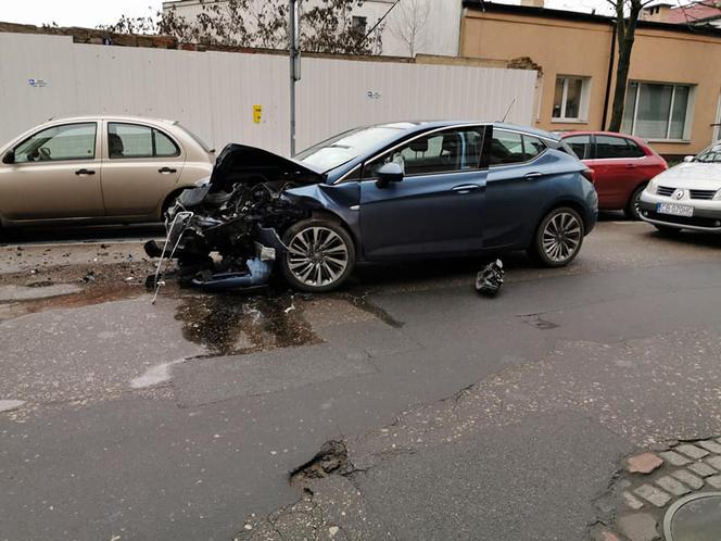 Wypadek na ul. Świętej Trójcy w Bydgoszczy. Trzy osoby są ranne [ZDJĘCIA]