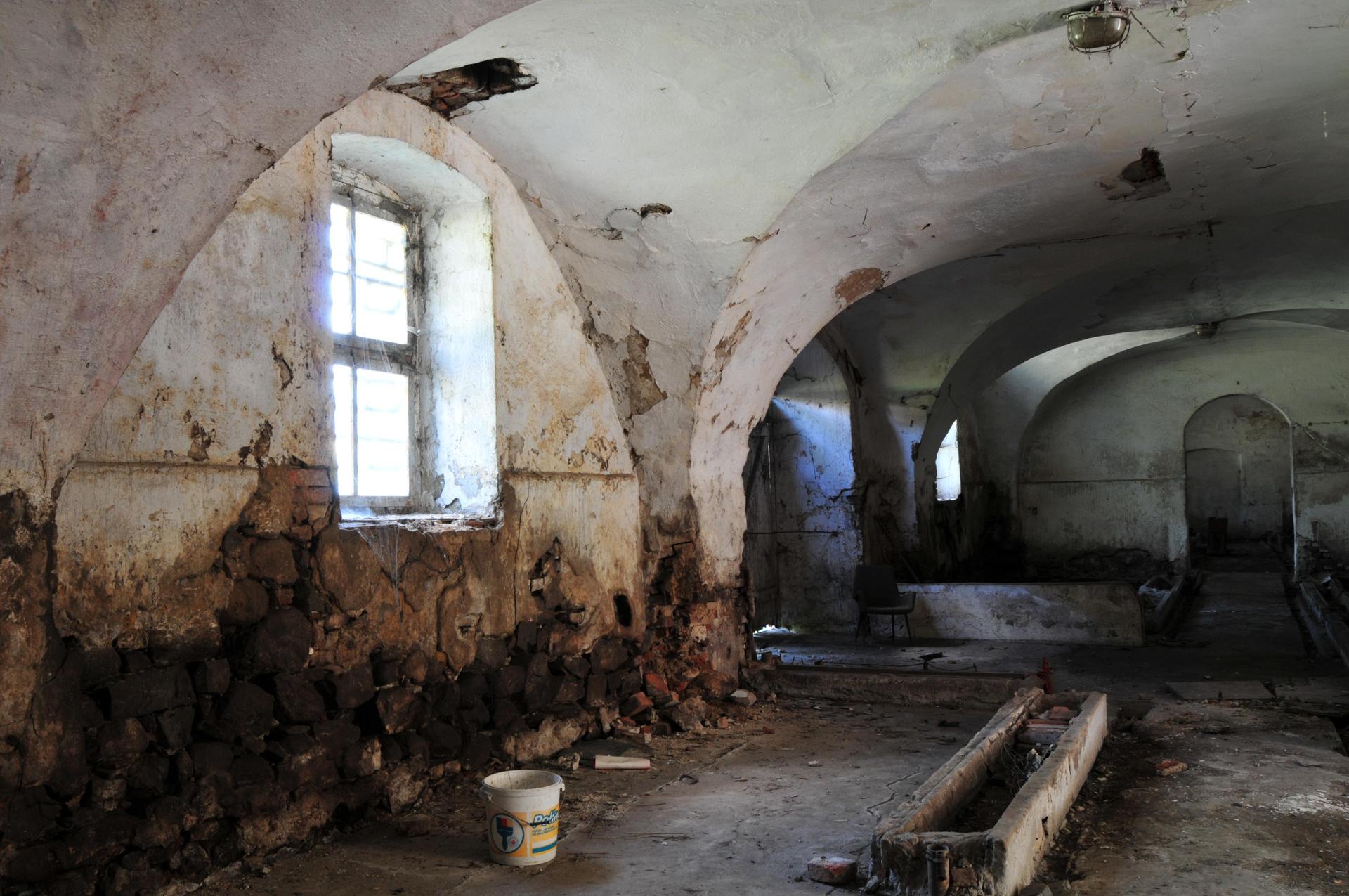 Pałac Sobieszów przed remontem – pomieszczenie gospodarcze Wielkiej Stajni