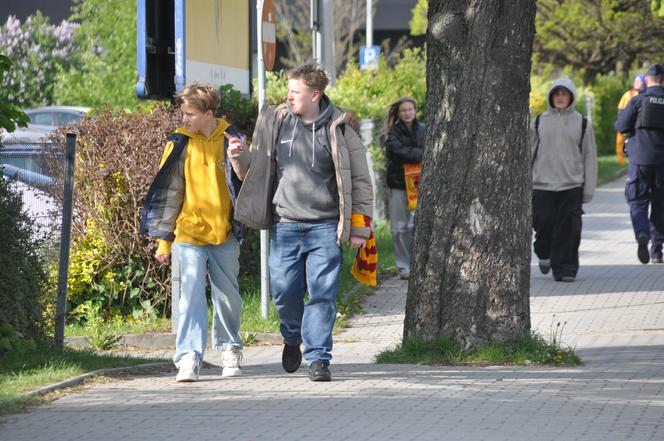 "Żółto-czerwono" na ulicach Kielc przed meczem Korona - Radomiak