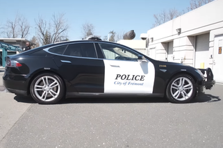 Policyjna Tesla Model S nie dała rady złapać zbiega. Była rozładowana
