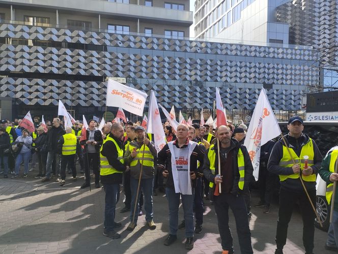 Protest hutników pod Węglokoksem w Katowicach. "Co innego nam mówią, a co innego robią"