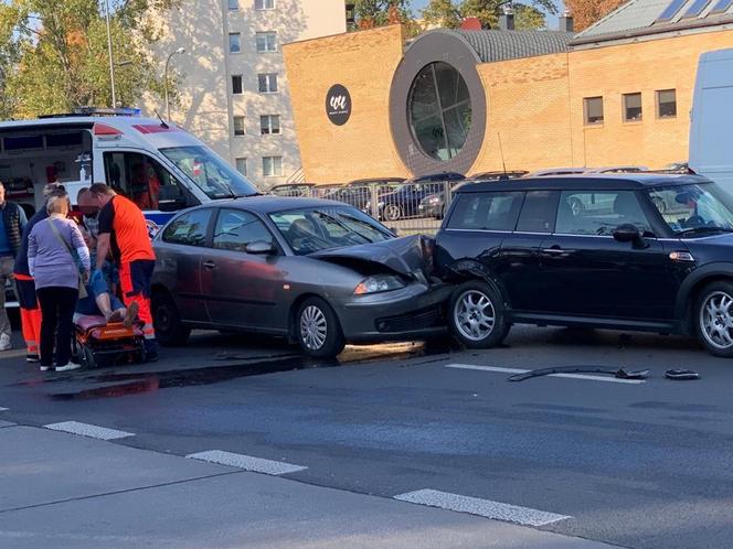 Wypadek samochodowy na Powsińskiej. Pierwszej pomocy udzielał Cezary Pazura