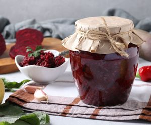 Domowe buraczki z papryką i cebulą -  sposób na zimę pełną aromatu