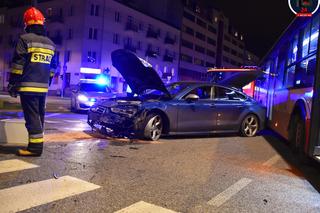 Nocna demolka przy placu Szembeka. Audi skosiło barierki i sygnalizator