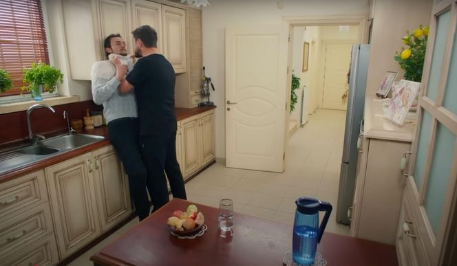 Alper zboczeńcem! Rankiem zakradnie się do sypialni kobiet.