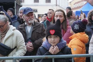 Na rynku w Tarnowie trwa koncert 33. Finału Wielkiej Orkiestry Świątecznej Pomocy. Tak bawią się mieszkańcy miasta