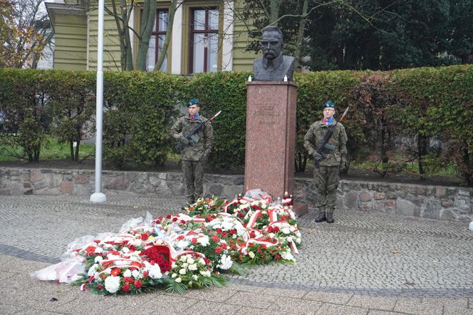 Święto Niepodległości w Szczecinie - złożenie kwiatów pod pomnikiem Piłsudskiego