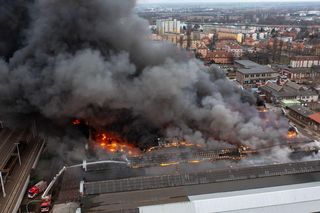 Potężny pożar zabytkowej hali w Gdańsku. Wielka chmura dymu w mieście