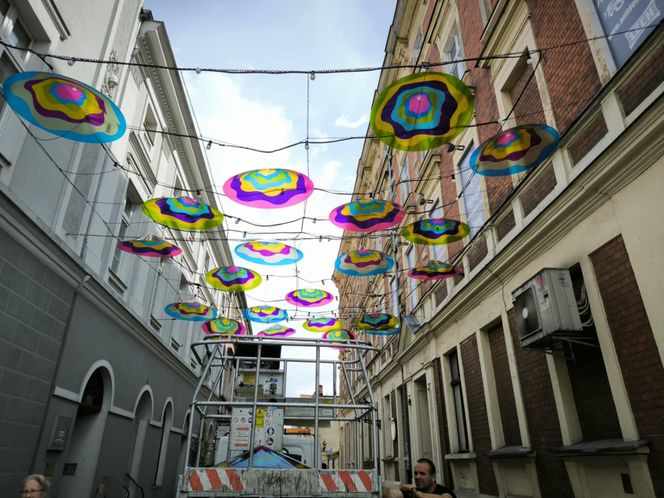 Nowe ozdoby nad ulicami w centrum Leszna 