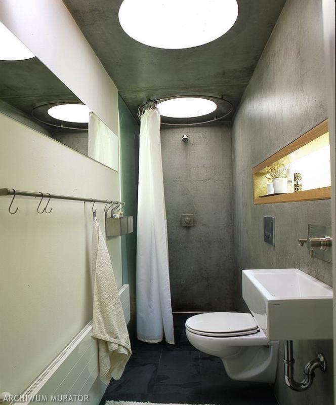 Oświetlenie łazienki - duże lampy na suficie