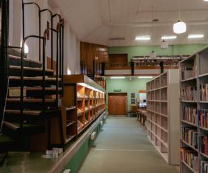 Biblioteka Uniwersytetu Opolskiego - zdjęcia. Zobacz zachowane wnętrza z lat 70.