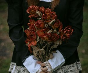 Perły, złoto, falbany, koronki. Jesień upłynie nam pod znakiem teatralnego dramatyzmu