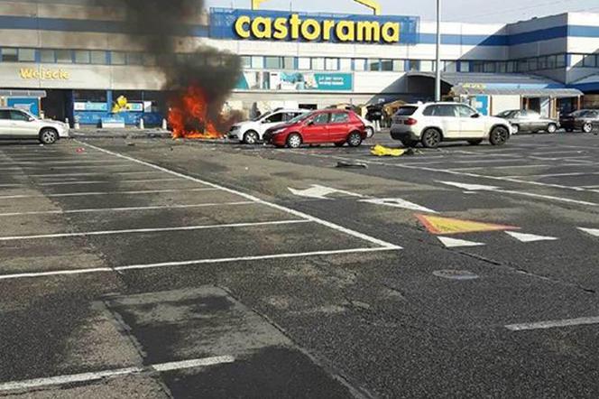 Pożar samochodu na parkingu Castoramy w Sosnowcu 