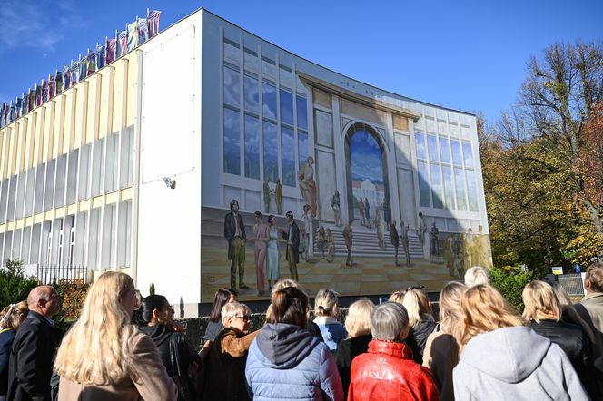 Sześciu malarzy pracowało w Sopocie przez trzy tygodnie. Inspiracją było najwybitniejsze dzieło Rafaela Santiego