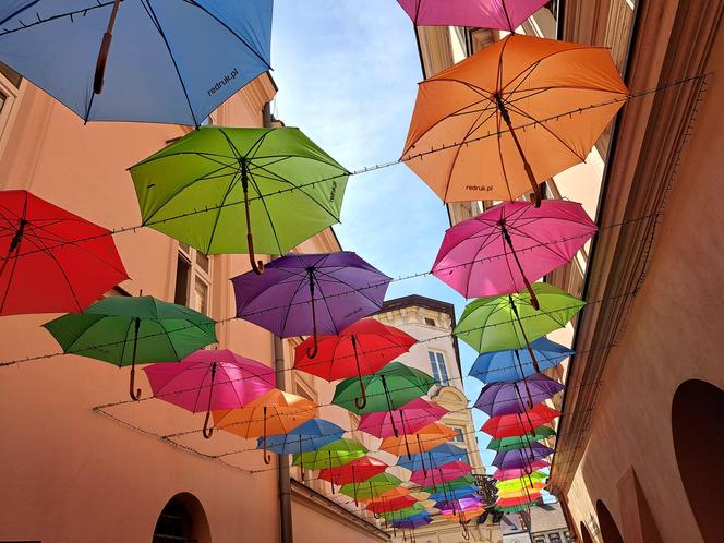 Tarnowskie Umbrella Sky na ul. Piekarskiej