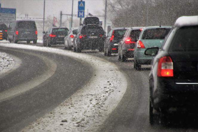 Groźny wypadek na DTŚ w Katowicach. Wszystko przez śnieg i trudne warunki. Są ogromne utrudnienia