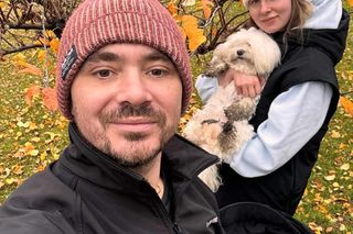 Co za przemiana! Daniel Martyniuk z żoną i dzieckiem na spacerze