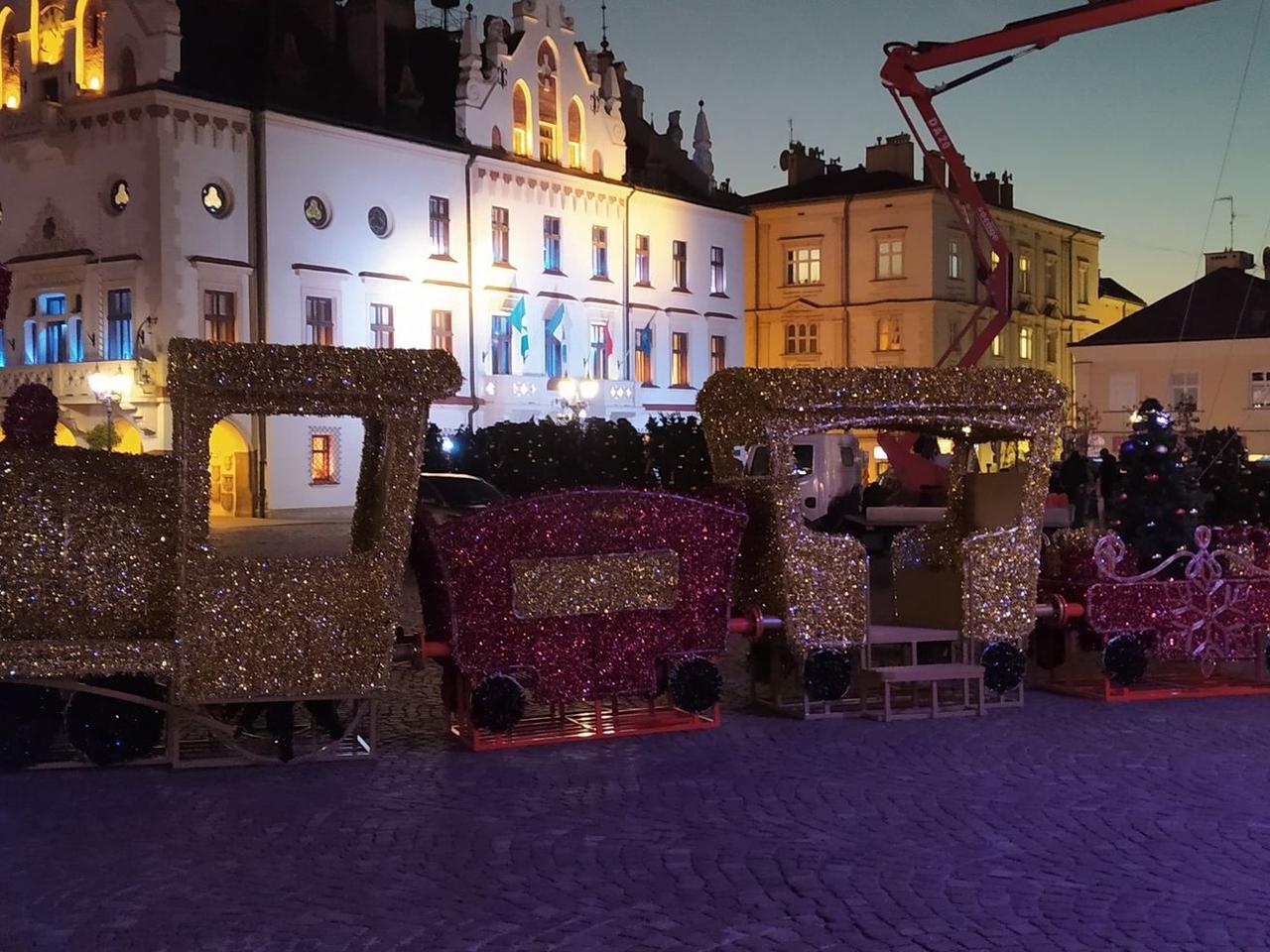 Appendix routine Resignation Trwa montaż ozdób świątecznych w Rzeszowie. Co w 2020 roku będzie na Rynku?  [ZDJĘCIA] - Rzeszów, ESKA.pl