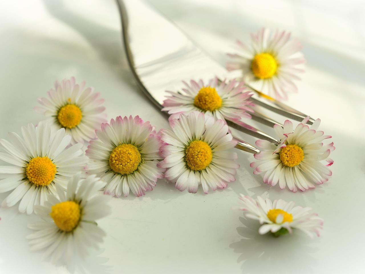 Jadalny kosz z kwiatami - pomysł na pyszny prezent