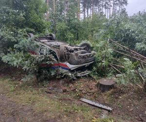 Karetka wypadła z drogi i dachowała. W środku byli pacjent i dwóch ratowników 