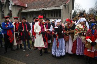 Osadzanie chochoła to ponadpółwieczna tradycja. Po raz kolejny upamiętniono nią sławetne wesele 