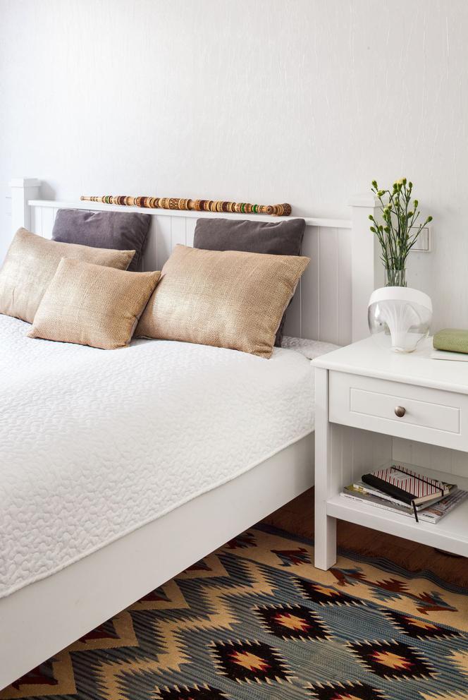 Kolorowy dywan w białej sypialni