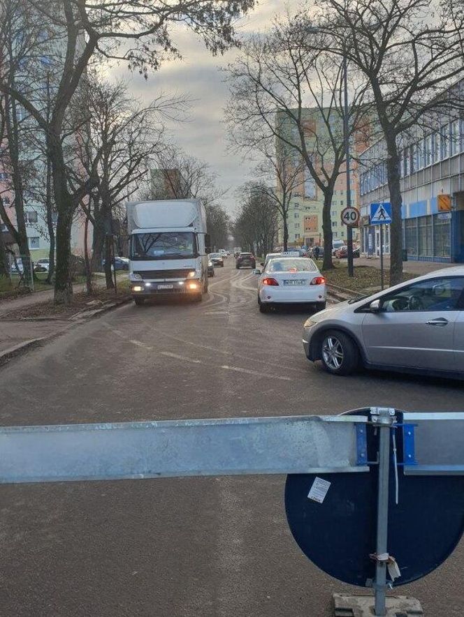 Zamknięte skrzyżowanie ulic Przybyszewskiego i Przędzalnianej. Uwaga na korki