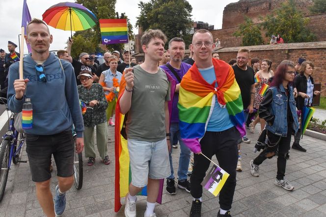 VI Toruński Marsz Równości. Przeciwnicy modlili się w centrum