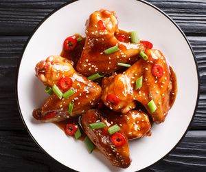 Kawałki kurczaka pieczone w słodkim sosie chili