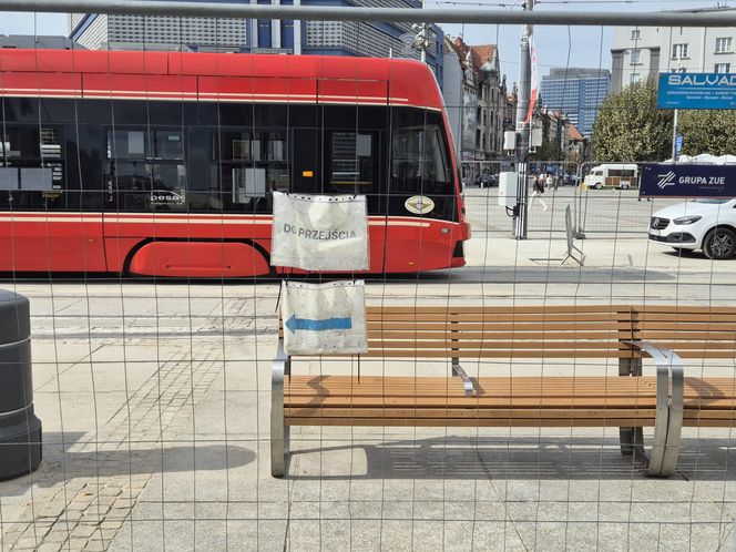 Tramwaje wróciły na Rynek w Katowicach. A to wciąż plac budowy