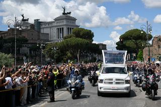Zaczął się pogrzeb papieża Franciszka. Jedna z największych takich ceremonii w historii