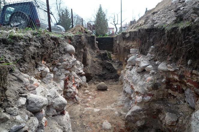 Niezwykłe odkrycie pod Orli! Archeolodzy odkopali fragmenty dworu [ZDJĘCIA]