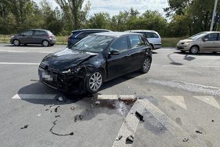 Rąbnął w auto, jego motocykl pękł na pół. Motocyklista w szpitalu