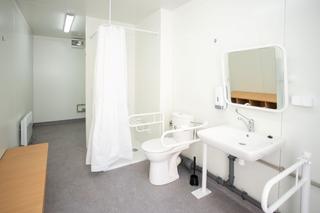 W Łodzi stanęła mobilna łaźnia dla bezdomnych