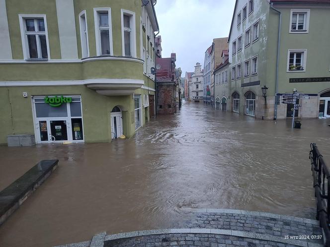 Krytyczna sytuacja w Kłodzku. "Okropnie leje, ulice i domy zalane, potrzebujemy pomocy"