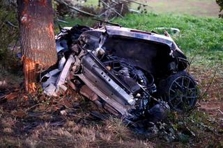 Porsche rozbiło się na drzewie, dwie osoby nie żyją. Z auta została miazga