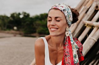 Te modne nakrycia głowy skutecznie ochronią cię przed upałem. Zobacz, jak noszą je gwiazdy! 