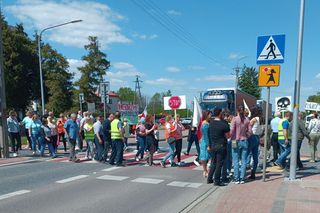 Mieszkańcy protestują: nie damy zabić się asfaltem. „Boję się o życie swojego półrocznego synka”