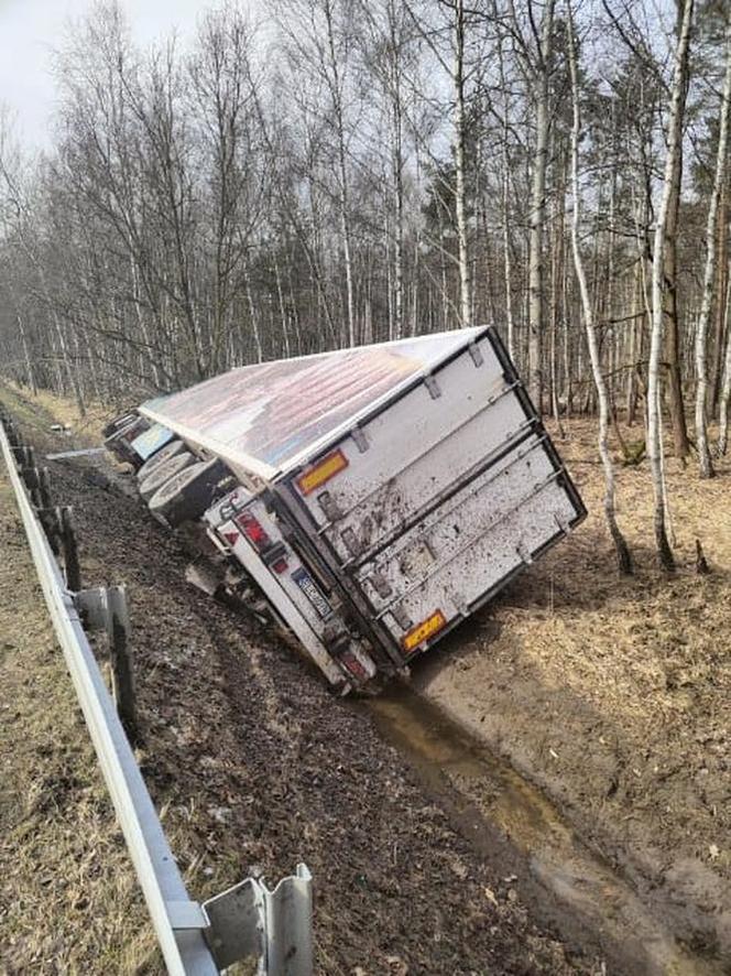 Wypadek ciężarówki na trasie S1. Kierowca został zabrany przez LPR 