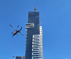 Montaż iglicy na Olszynki Park z użyciem helikoptera