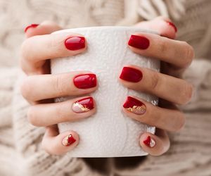 Świąteczne paznokcie robią furorę w salonach kosmetycznych. Ten manicure na święta wspaniale dopełni elegancką kreację. Manicure na święta 2024 