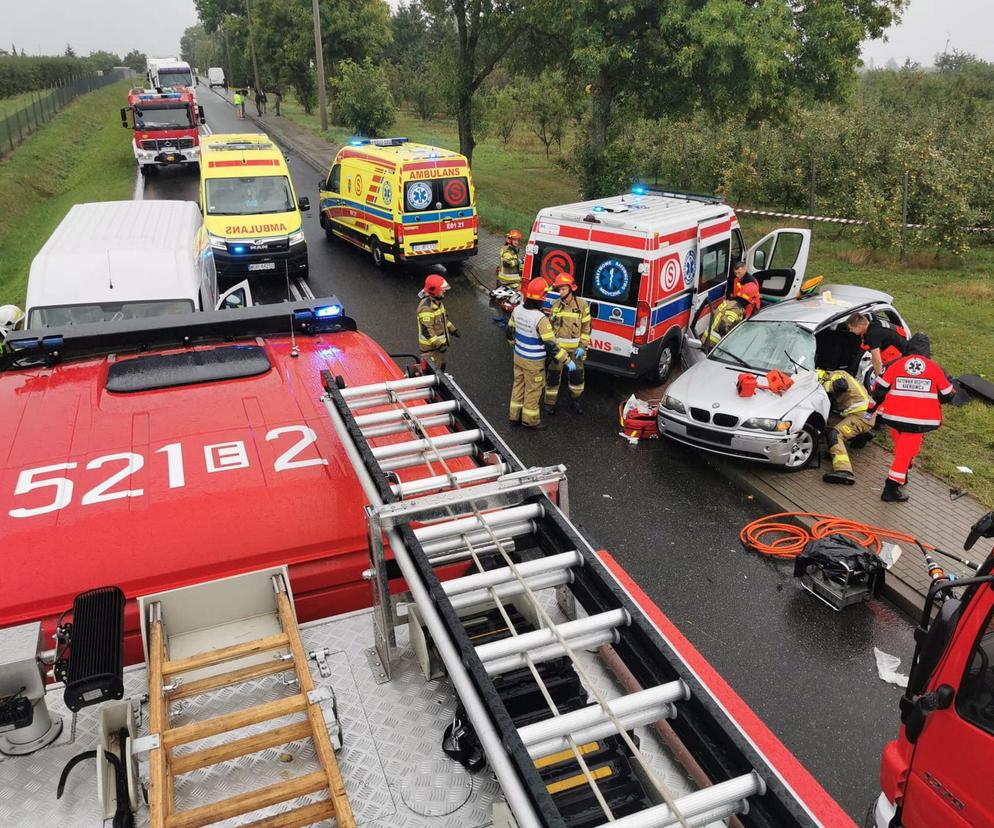 Śmiertelny wypadek pod Rawą Mazowiecką. Trzy osoby zginęły w zderzeniu BMW z busem