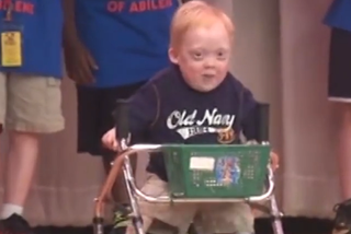 Niepełnosprawny chłopiec inspiruje do łamania barier! [VIDEO]