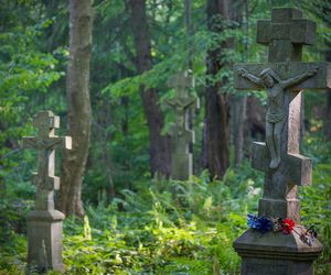 Niegdyś tętniła życiem. Dziś pozostały w niej jedynie puste lasy i krzyże. Mieszkańców wsi przesiedlono siłą!