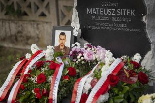 Kamienna rzeźba na grobie sp. sierzanta Mateusza Sitka